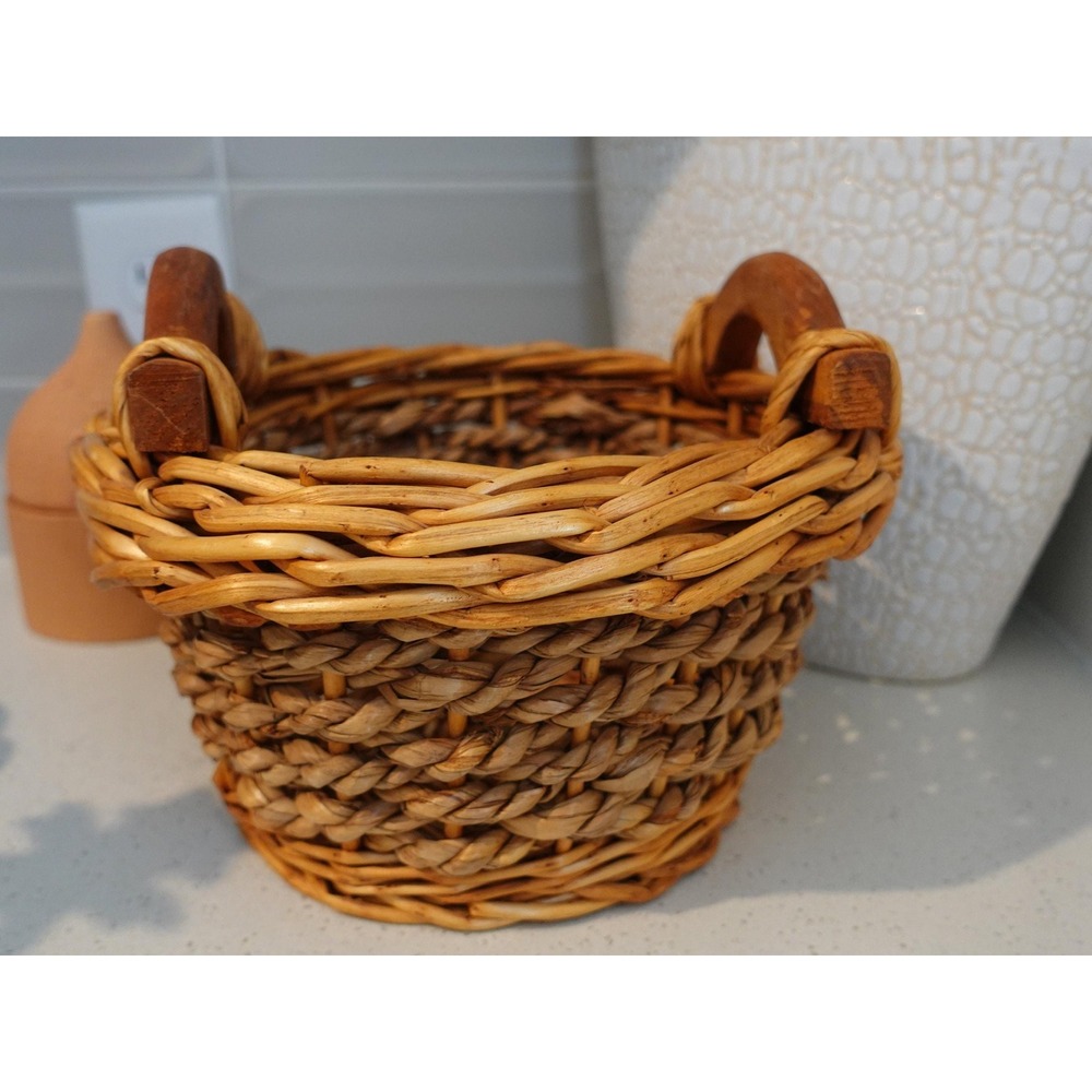 Vintage woven wicker straw‎ basket with wooden handles pantry storage farmhouse
